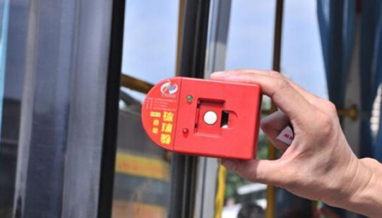 客車自動(dòng)破窗裝置,遙控自動(dòng)破玻器,破窗器,南冠破玻器 客車自動(dòng)破窗裝置,遙控自動(dòng)破玻器,破窗器,南冠破玻器